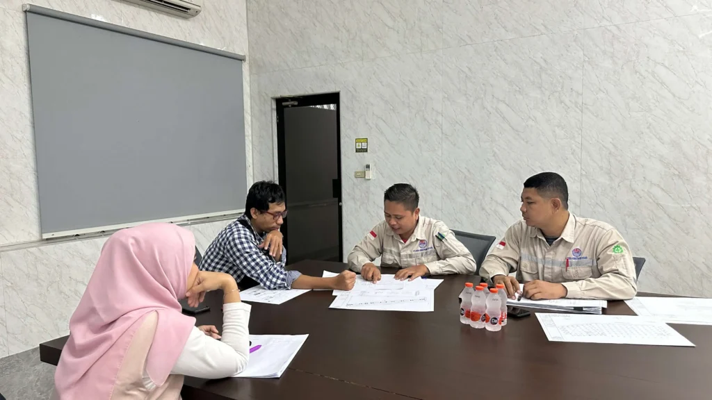 konsultasi bersama tim bangun gudang dotcom